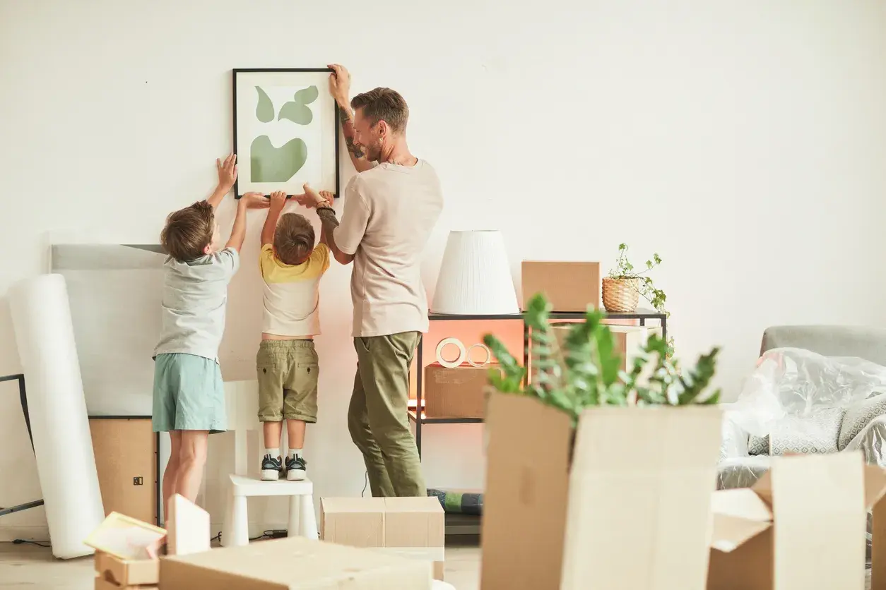 familia decorando el salón