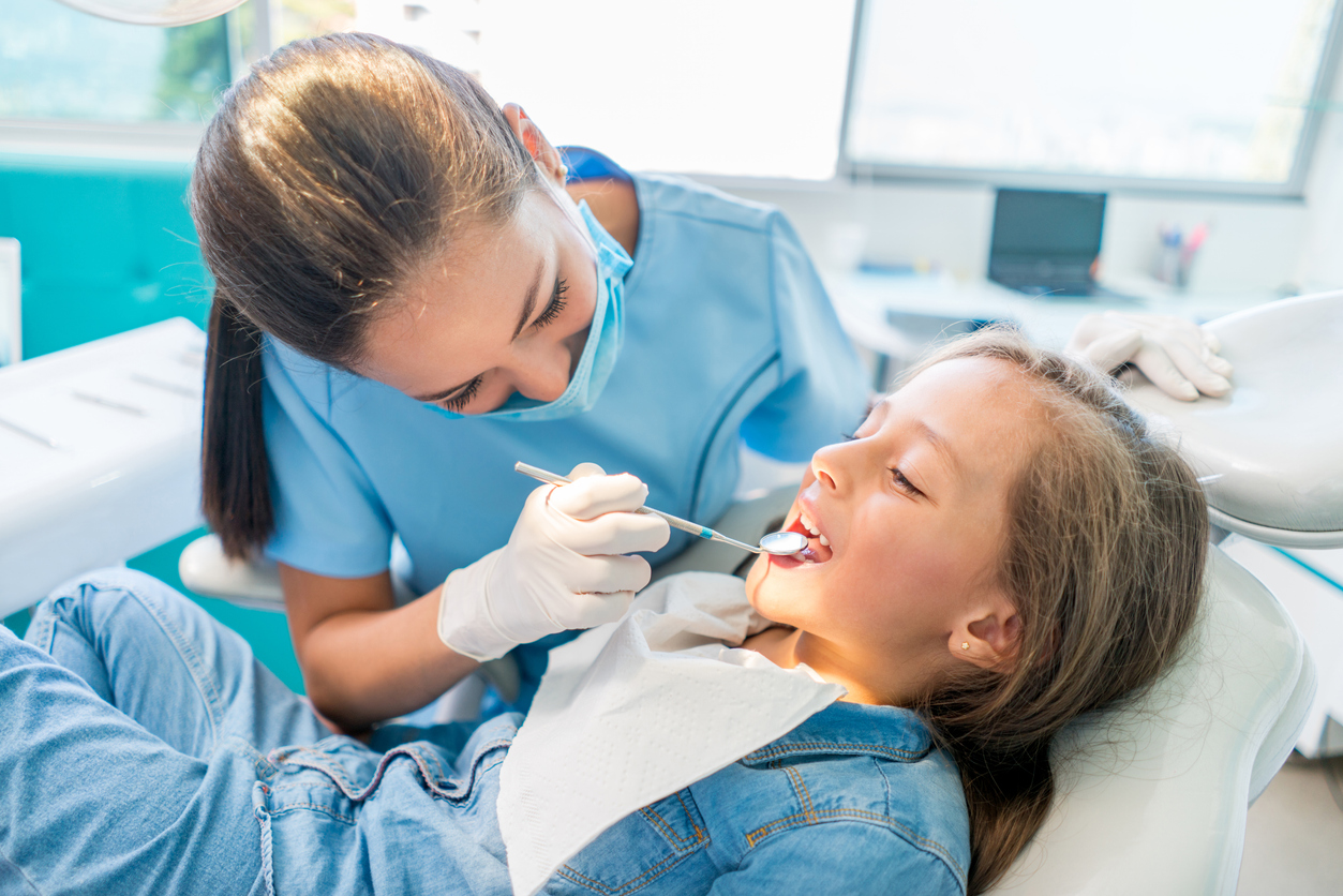 niña en el dentista