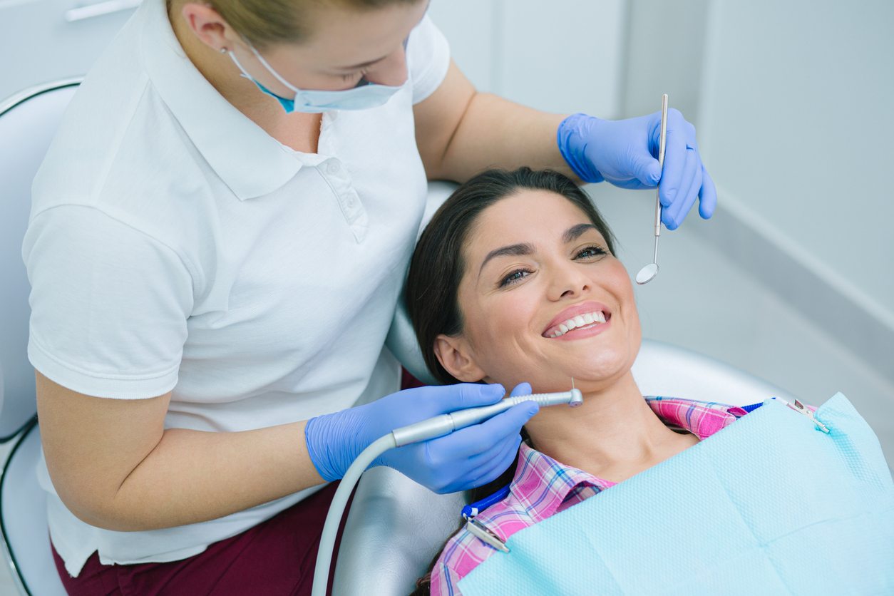 mujer en dentista