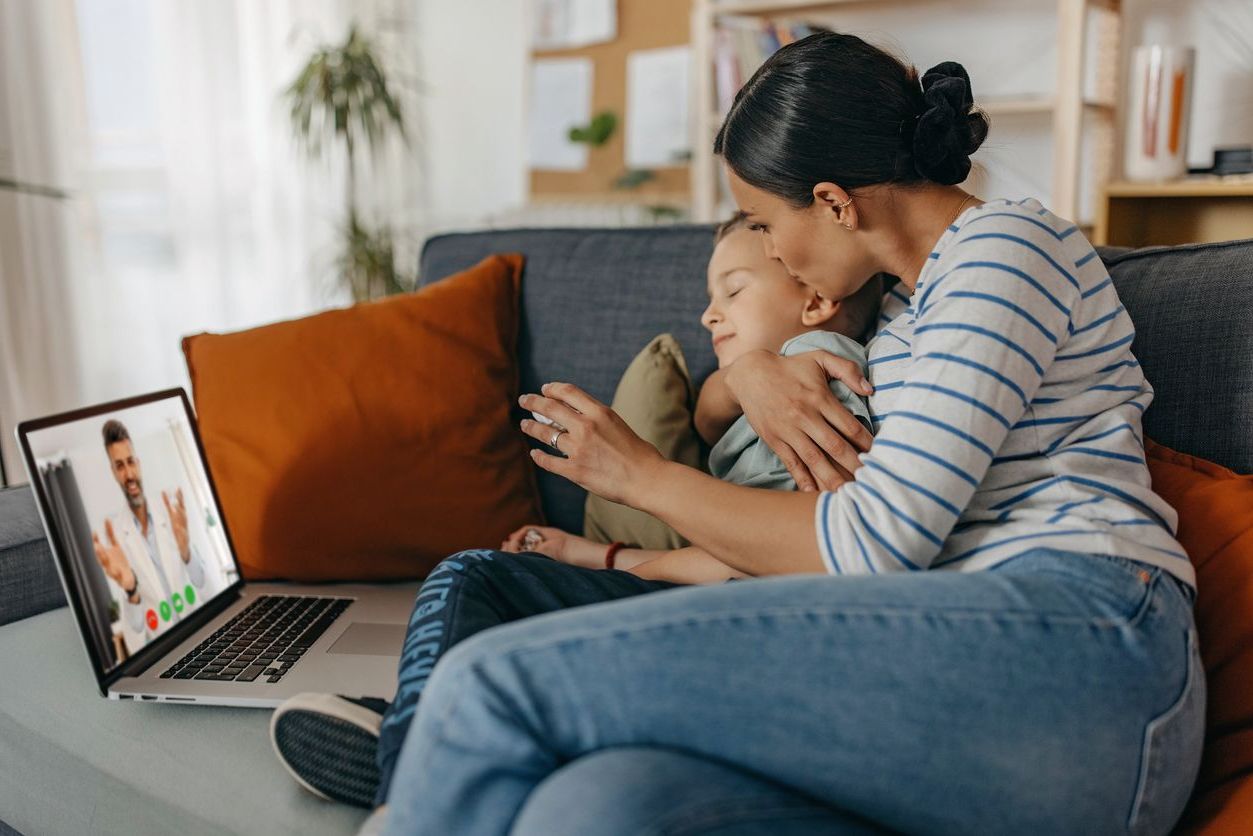 madre con hijo teniendo consulta médica online