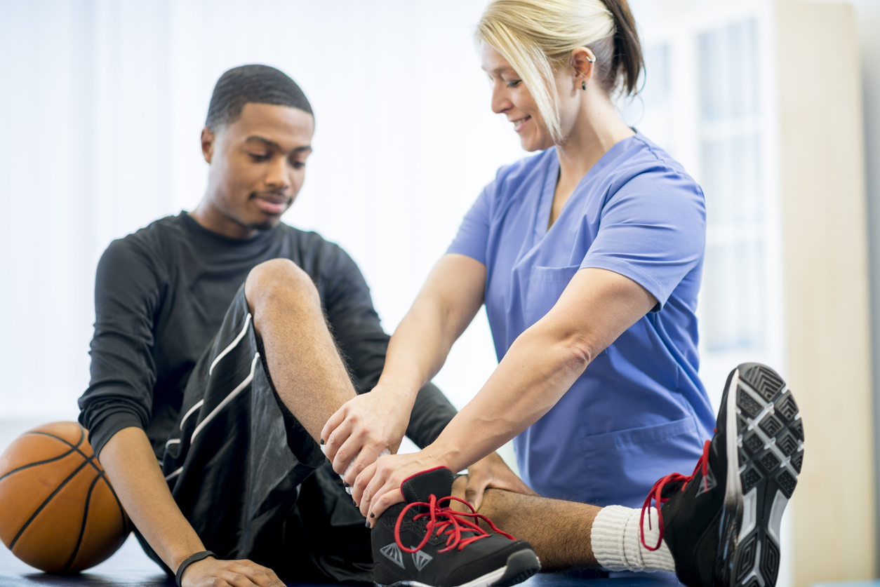 deportista tratando lesión con doctora