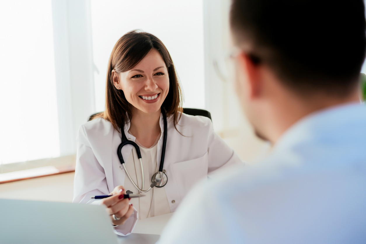 médico y paciente en una consulta