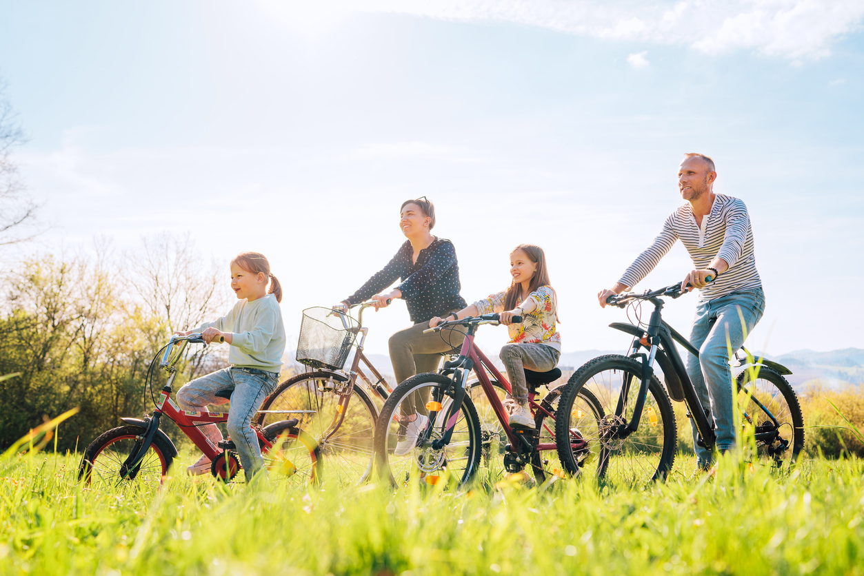 familia en el campo montando en bici