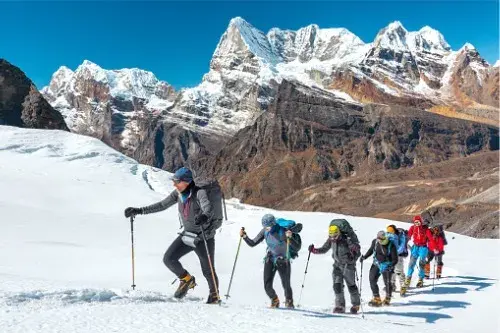 Descubre cómo hacer una práctica de montaña más segura durante el invierno – Adeslas Salud y Bienestar