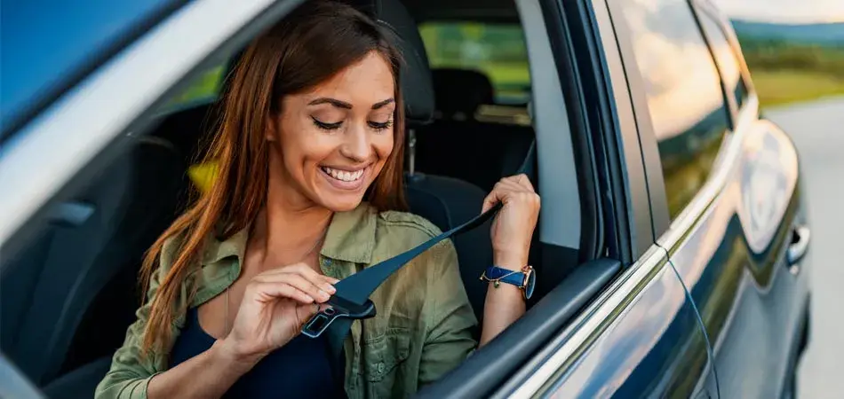 Mujer poniéndose cinturón dentro del coche