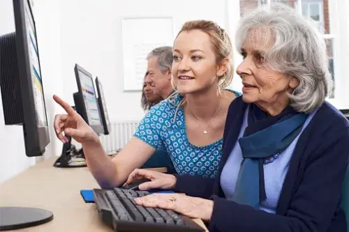 Com es pot reduir la bretxa digital entre la gent gran i els joves? 