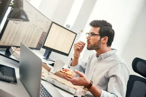 Descubre qué es el hambre emocional y cómo gestionarlo – Adeslas Salud y Bienestar 