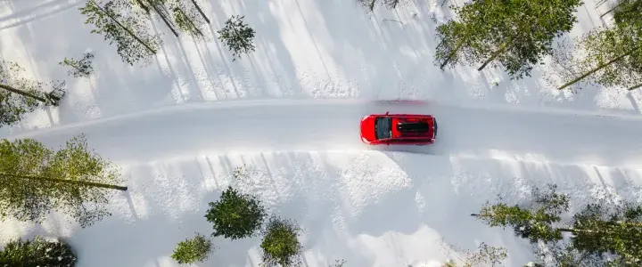 coche circulando por carretera con nieve