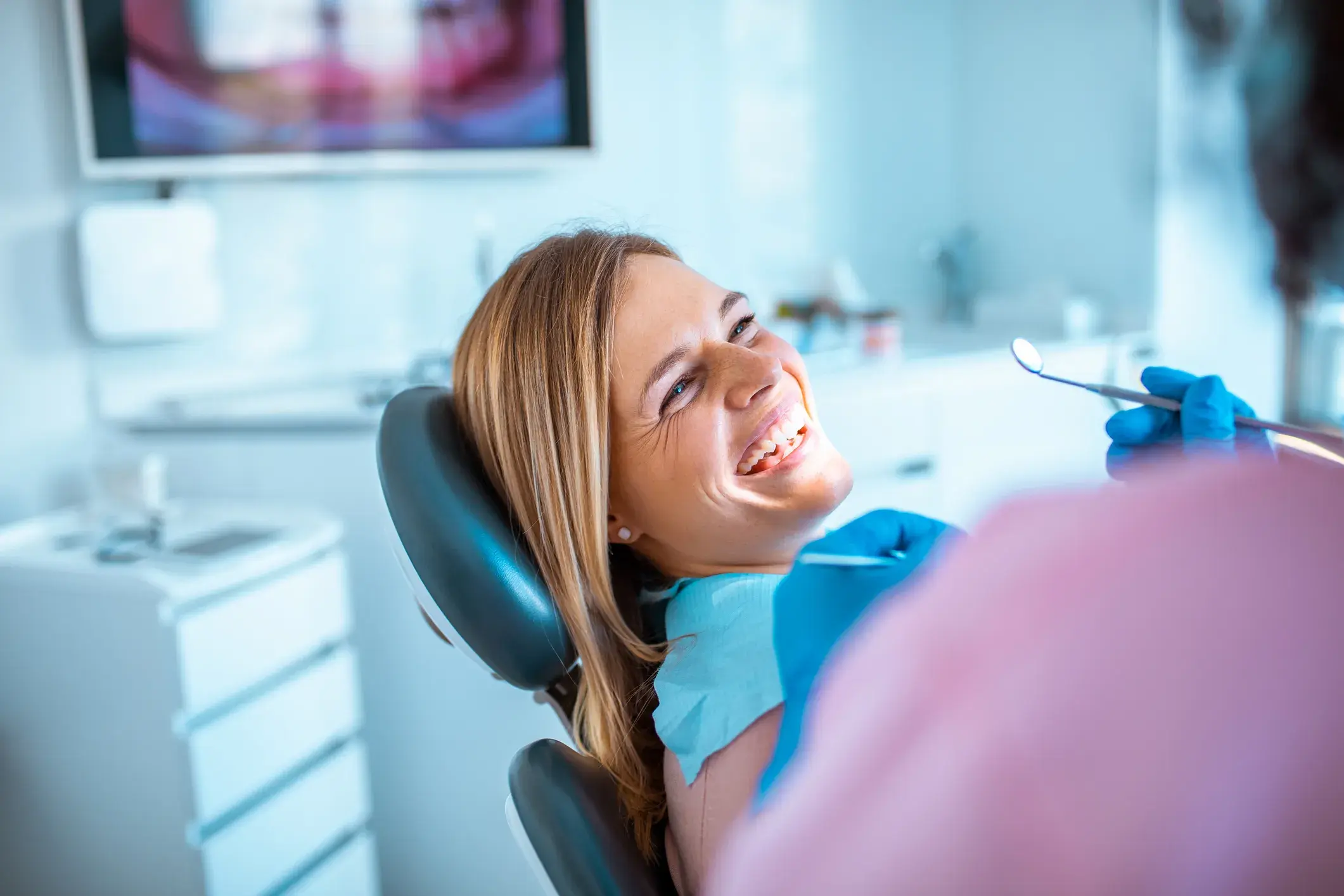 mujer en dentista sonriendo