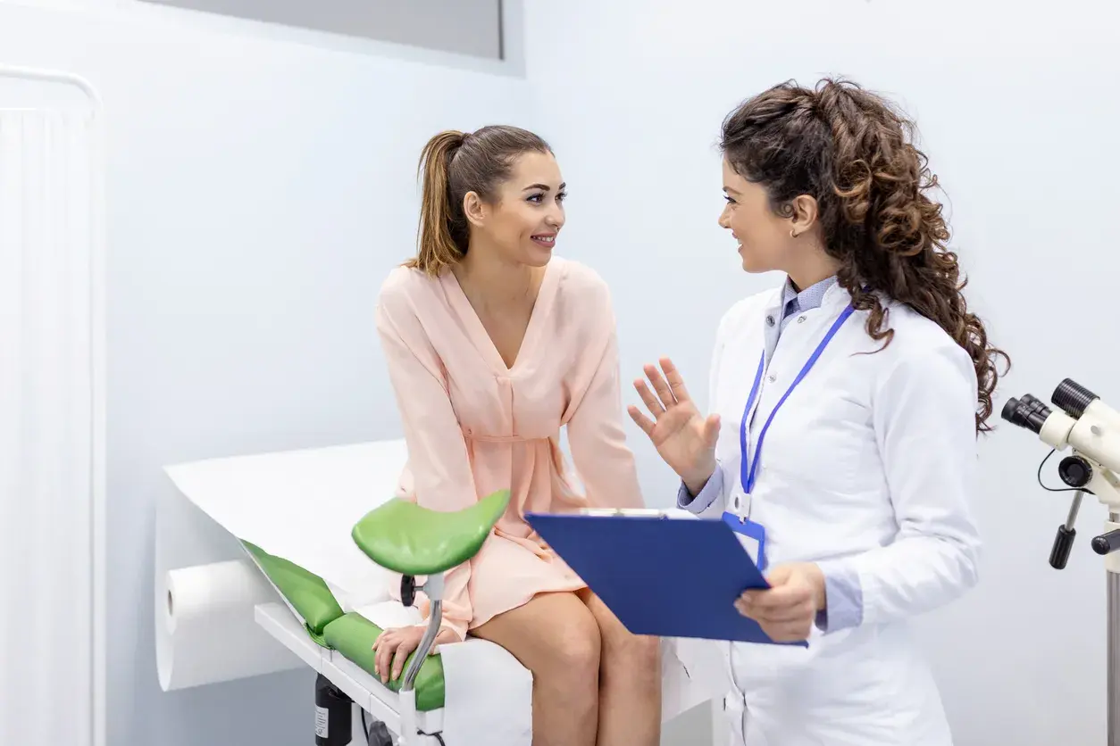 mujer preparada para prueba médica ginecológica