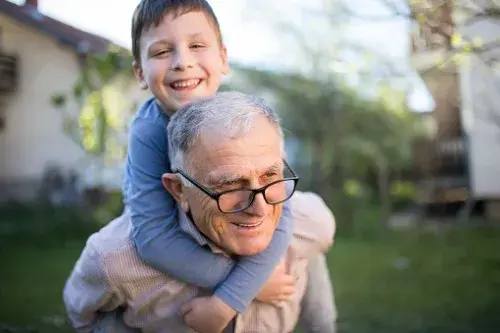 Los beneficios del vínculo entre abuelos y nietos