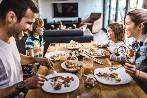 Els beneficis de menjar en família