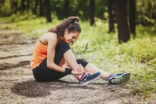 ¿Te has hecho un esguince de tobillo practicando ejercicio? Descubre qué hacer