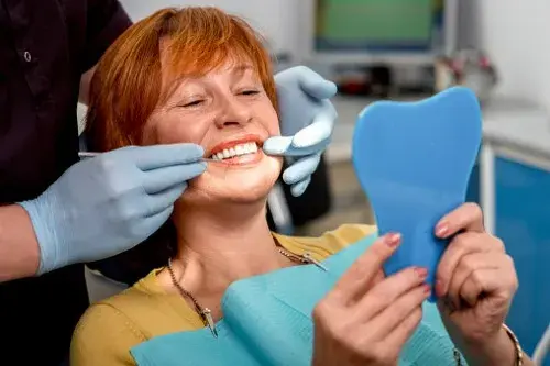 ¿Cómo limpiar y cuidar adecuadamente mi prótesis dental?